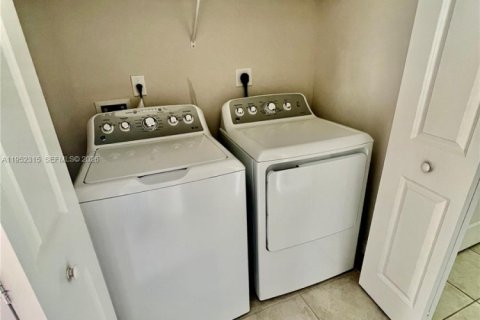 Снять в аренду таунхаус в Флорида-Сити, Флорида 3 спальни, 132.39м2, № 2007367 - фото 19