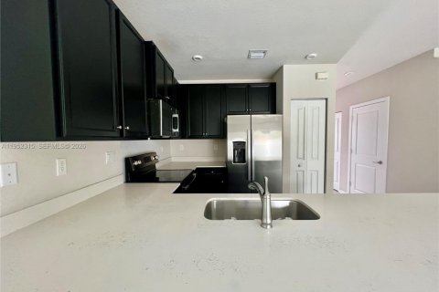 Снять в аренду таунхаус в Флорида-Сити, Флорида 3 спальни, 132.39м2, № 2007367 - фото 12