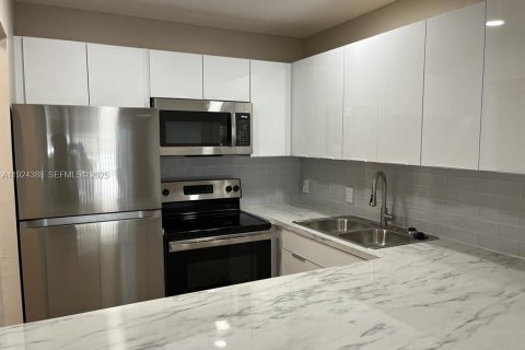 Copropriété à louer à Lauderdale Lakes, Floride: 1 chambre, 78.97 m2 № 1982742 - photo 1