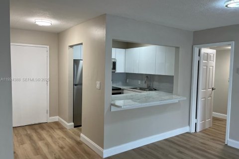 Copropriété à louer à Lauderdale Lakes, Floride: 1 chambre, 78.97 m2 № 1982742 - photo 2