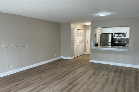 Copropriété à louer à Lauderdale Lakes, Floride: 1 chambre, 78.97 m2 № 1982742 - photo 3