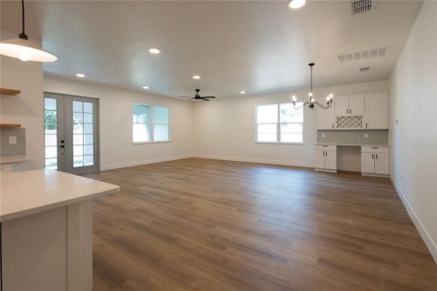 House in Sanford, Florida 4 bedrooms, 207.45 sq.m. № 2101976 - photo 8