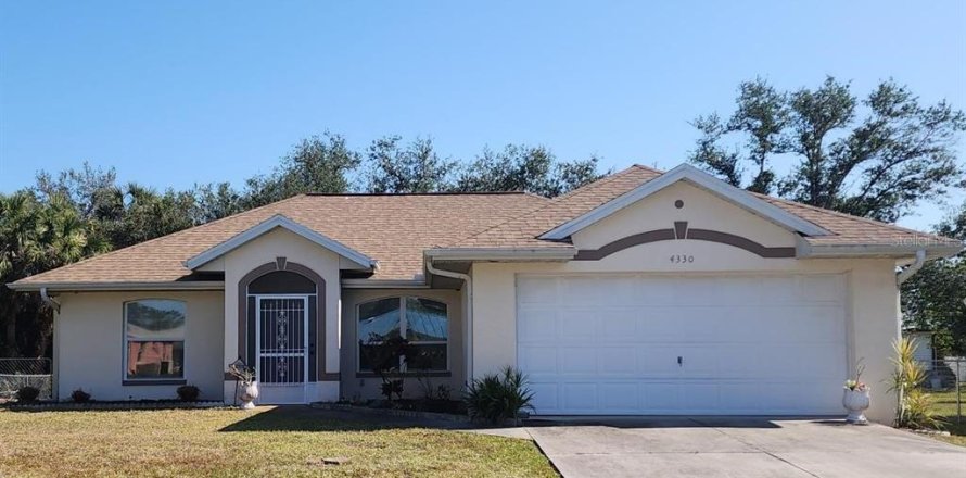 House in Port Charlotte, Florida 3 bedrooms, 117.8 sq.m. № 1724602