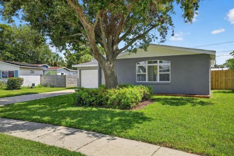 House in Pinellas Park, Florida 2 bedrooms, 101.36 sq.m. № 1911594 - photo 12