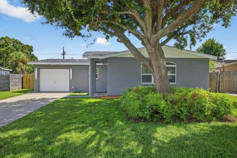 House in Pinellas Park, Florida 2 bedrooms, 101.36 sq.m. № 1911594 - photo 1