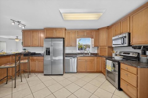 House in Pinellas Park, Florida 2 bedrooms, 101.36 sq.m. № 1911594 - photo 8