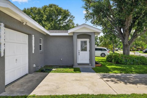 House in Pinellas Park, Florida 2 bedrooms, 101.36 sq.m. № 1911594 - photo 11