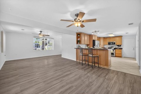House in Pinellas Park, Florida 2 bedrooms, 101.36 sq.m. № 1911594 - photo 7