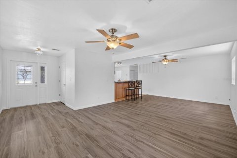 House in Pinellas Park, Florida 2 bedrooms, 101.36 sq.m. № 1911594 - photo 6