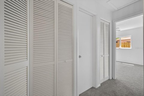 House in Pinellas Park, Florida 2 bedrooms, 101.36 sq.m. № 1911594 - photo 25
