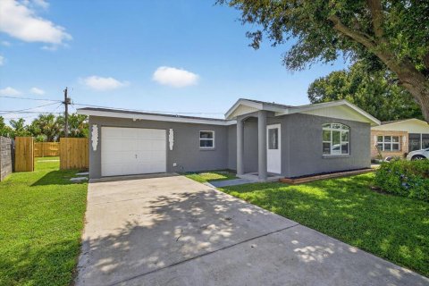 House in Pinellas Park, Florida 2 bedrooms, 101.36 sq.m. № 1911594 - photo 13