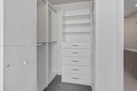 Condo in Miami, Florida, 1 bedroom  № 1956328 - photo 9