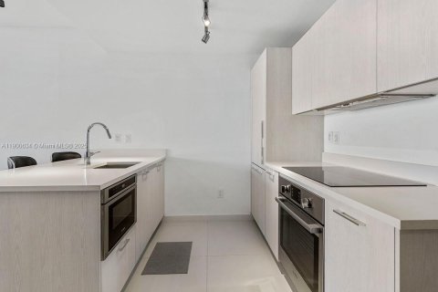 Condo in Miami, Florida, 1 bedroom  № 1956328 - photo 4