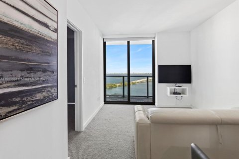 Condo in Miami, Florida, 1 bedroom  № 1956328 - photo 2