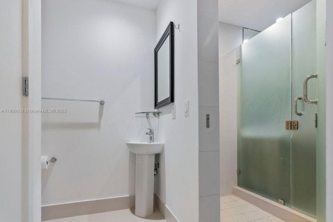 Condo in Miami, Florida, 1 bedroom  № 1956328 - photo 6