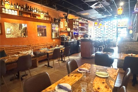 Immobilier commercial à Hallandale Beach, Floride № 2028525