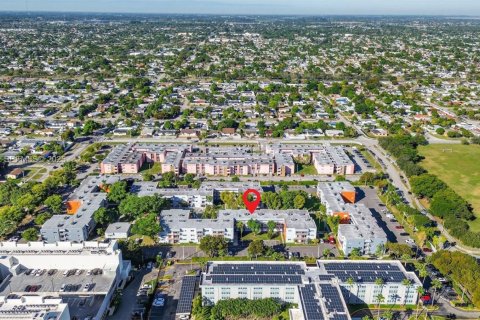 Condominio en alquiler en Miami, Florida, 2 dormitorios, 78.04 m2 № 2054765 - foto 28