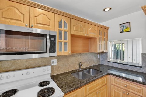 Condominio en alquiler en Miami, Florida, 2 dormitorios, 78.04 m2 № 2054765 - foto 9