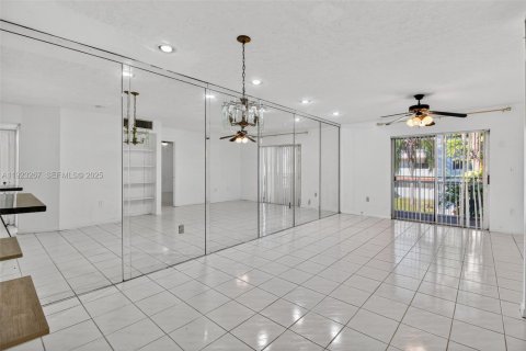 Condominio en alquiler en Miami, Florida, 2 dormitorios, 78.04 m2 № 2054765 - foto 4