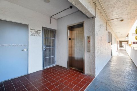 Condominio en alquiler en Miami, Florida, 2 dormitorios, 78.04 m2 № 2054765 - foto 24