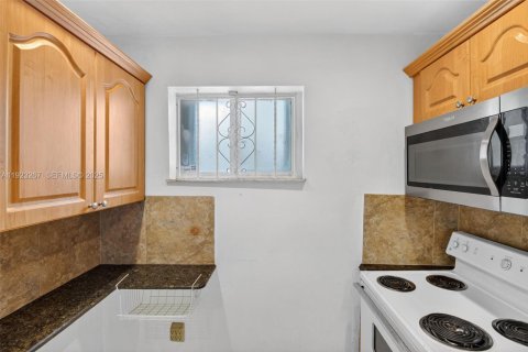 Condominio en alquiler en Miami, Florida, 2 dormitorios, 78.04 m2 № 2054765 - foto 10