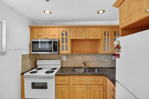 Condominio en alquiler en Miami, Florida, 2 dormitorios, 78.04 m2 № 2054765 - foto 8