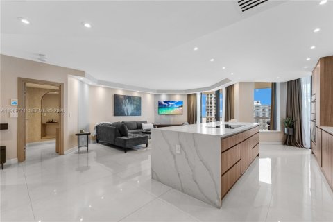 Condominio en alquiler en Aventura, Florida, 2 dormitorios, 150.69 m2 № 2030578 - foto 2