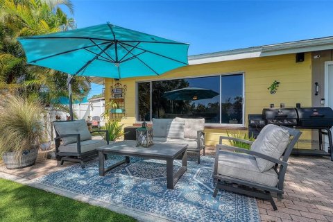 House in Sarasota, Florida 3 bedrooms, 225.29 sq.m. № 2142927 - photo 15