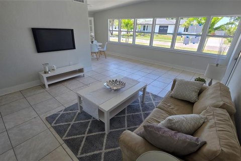 House in Sarasota, Florida 3 bedrooms, 186.36 sq.m. № 2214818 - photo 9