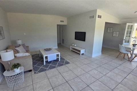 House in Sarasota, Florida 3 bedrooms, 186.36 sq.m. № 2214818 - photo 2