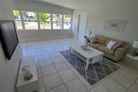 House in Sarasota, Florida 3 bedrooms, 186.36 sq.m. № 2214818 - photo 10