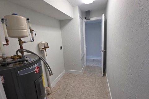 House in Sarasota, Florida 3 bedrooms, 186.36 sq.m. № 2214818 - photo 11