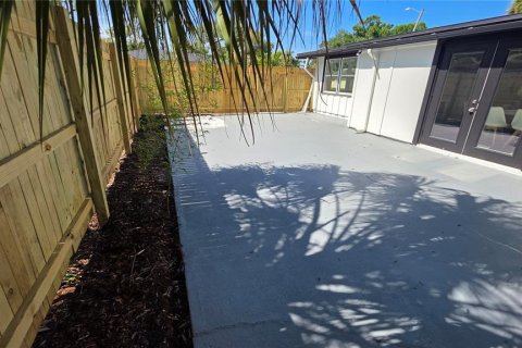House in Sarasota, Florida 3 bedrooms, 186.36 sq.m. № 2214818 - photo 28