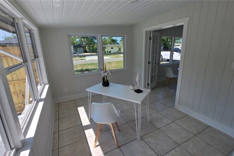 House in Sarasota, Florida 3 bedrooms, 186.36 sq.m. № 2214818 - photo 8
