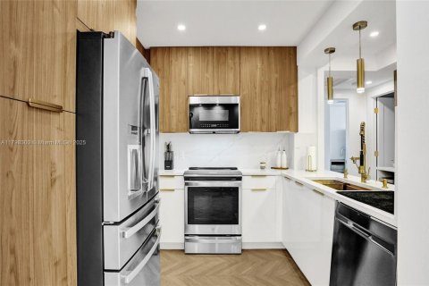 Condo in Hallandale Beach, Florida, 2 bedrooms  № 1861402 - photo 9