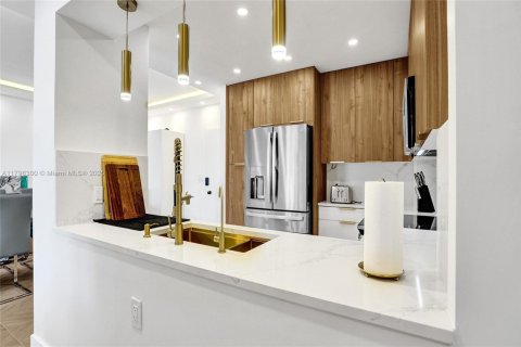 Condo in Hallandale Beach, Florida, 2 bedrooms  № 1861402 - photo 18