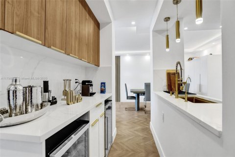 Condo in Hallandale Beach, Florida, 2 bedrooms  № 1861402 - photo 17
