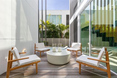 House in Miami Beach, Florida 4 bedrooms, 442.31 sq.m. № 1948563 - photo 12