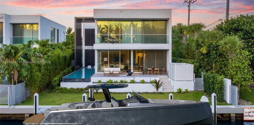 House in Miami Beach, Florida 4 bedrooms, 442.31 sq.m. № 1948563