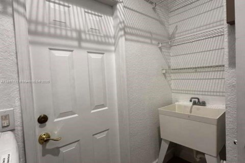 House in Weston, Florida 3 bedrooms, 143.63 sq.m. № 1933140 - photo 17