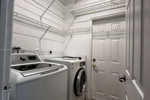 House in Weston, Florida 3 bedrooms, 143.63 sq.m. № 1933140 - photo 16