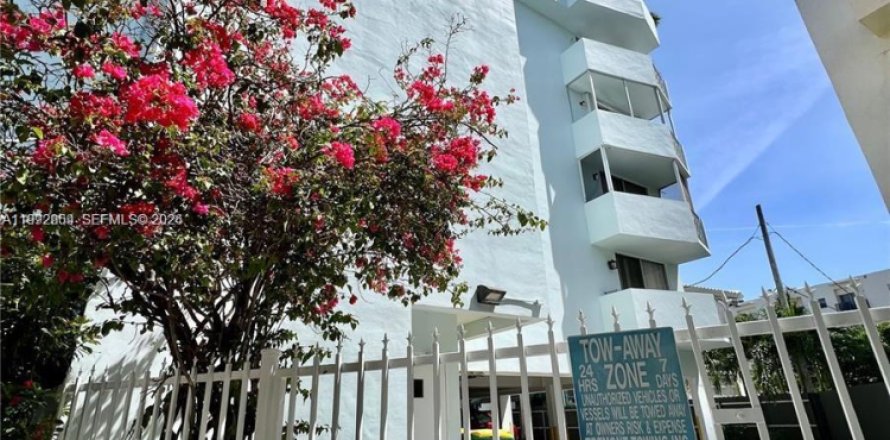 Condominio en Miami Beach, Florida, 1 dormitorio  № 2056714