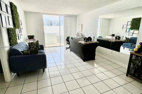 Condominio en alquiler en Miami Beach, Florida, 1 dormitorio, 62.43 m2 № 2056714 - foto 2