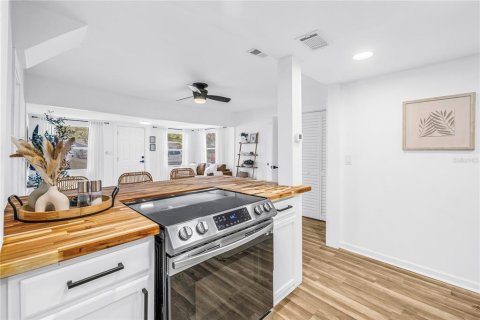 House in Saint Petersburg, Florida 3 bedrooms, 108.79 sq.m. № 2223631 - photo 8