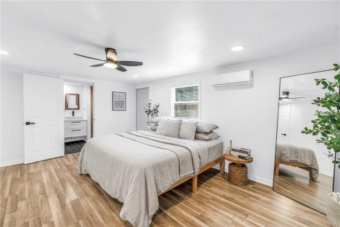 House in Saint Petersburg, Florida 3 bedrooms, 108.79 sq.m. № 2223631 - photo 16