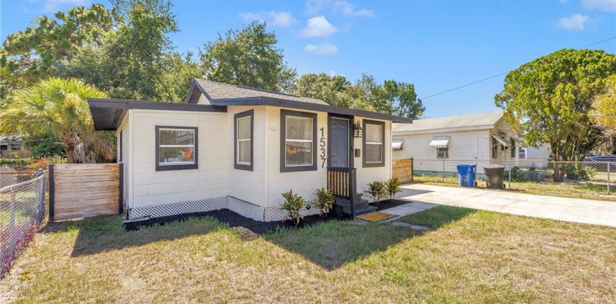 House in Saint Petersburg, Florida 3 bedrooms, 108.79 sq.m. № 2223631