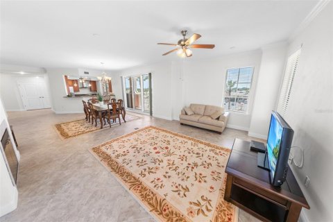 Condo in Daytona Beach, Florida, 3 bedrooms № 2205654 - photo 11