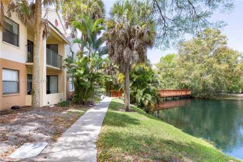 Condo in Sunrise, Florida, 1 bedroom  № 2056178 - photo 2