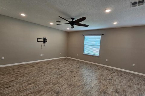 House in Fruitland Park, Florida 4 bedrooms, 252.14 sq.m. № 2220048 - photo 9