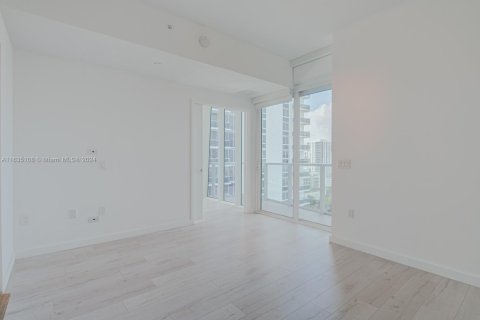 Condo in Miami, Florida, 2 bedrooms  № 2059675 - photo 2
